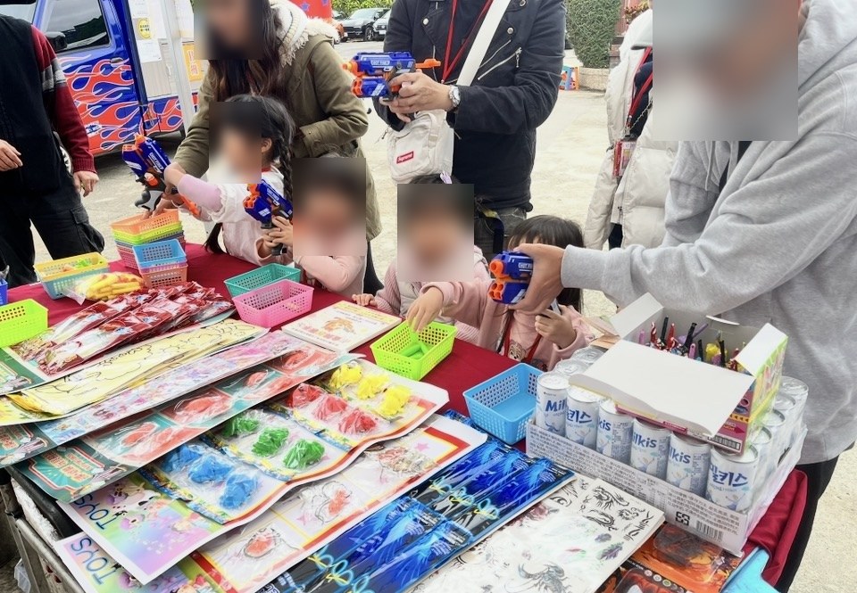 小朋友玩玩具神槍手遊戲